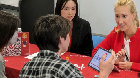 海外の学校スタッフと直接話せる